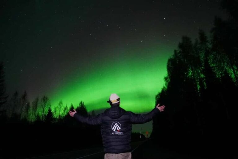 Rovaniemi: Luxury Aurora Tour with Gourmet Snacks - Deep Into the Lapland Wilderness