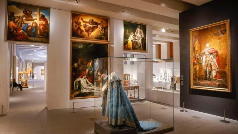 Royal Palace and Royal Collections Gallery Guided Tour - Who Should Consider This Tour?