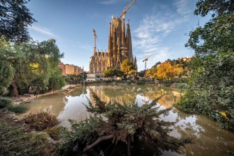 Sagrada Familia Tour with Express Entry and Local Guide - The Experience Through the Lens of Reviewers