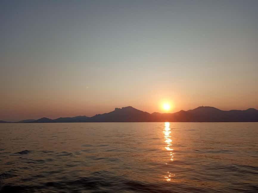 Saint Tropez: Evening Catamaran Party with Welcome Drink - Why This Cruises Works Well