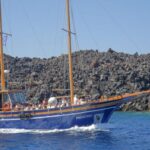 Santorini 2-Day Combo: Volcano Boat Cruise & Island Bus Tour - Detailed Breakdown of the Itinerary
