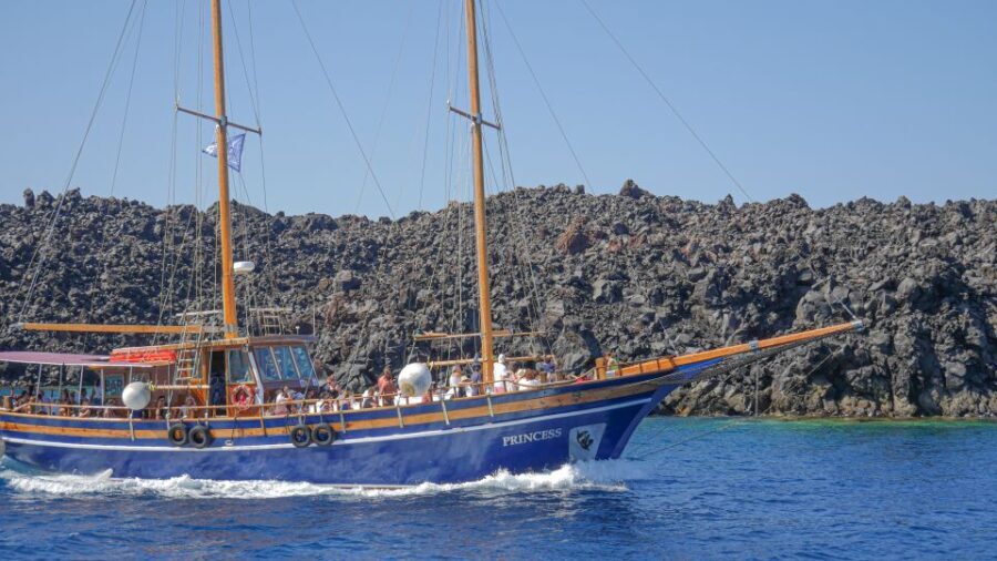 Santorini 2-Day Combo: Volcano Boat Cruise & Island Bus Tour - Detailed Breakdown of the Itinerary