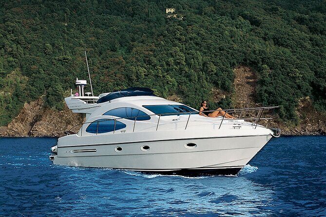 Santorini Caldera: Private Flybridge Yacht Experience - What’s Included and What’s Not