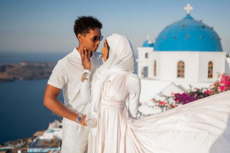 Santorini: Couple Family Photoshoot with Pickup - Detailed Breakdown of the Itinerary