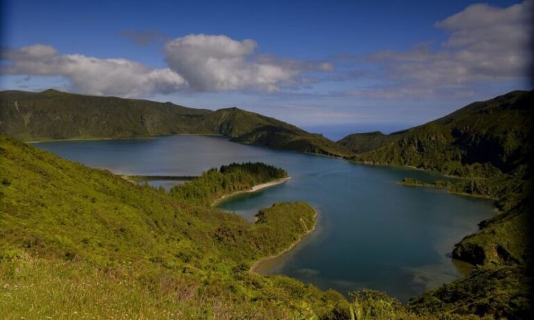 São Miguel: Island Highlights Private Tour by Boat and Van - Visiting Lagoa do Fogo: The Volcanic Lagoon