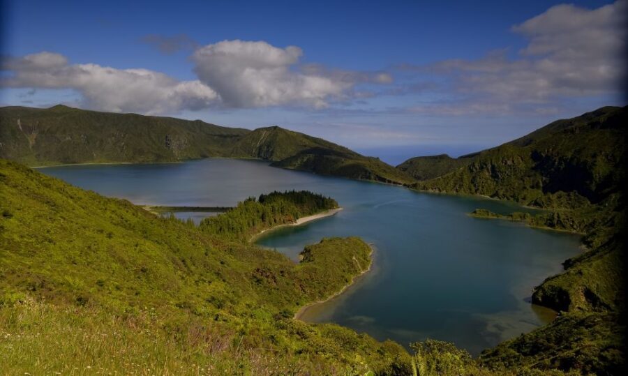 São Miguel: Island Highlights Private Tour by Boat and Van - Visiting Lagoa do Fogo: The Volcanic Lagoon