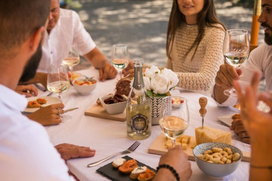 Secret journey between prosecco, lugana and white wines - What the Reviews Say