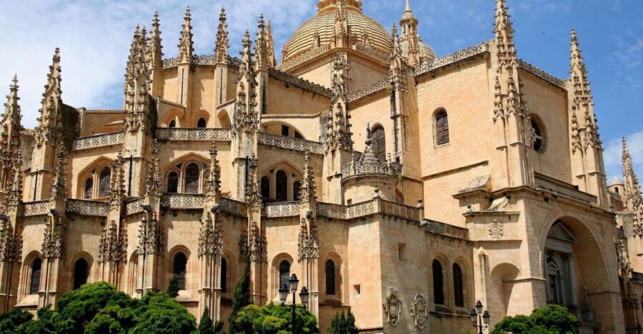 Segovia: Guided Walking Tour with Cathedral & Alcázar Entry - The Itinerary in Detail