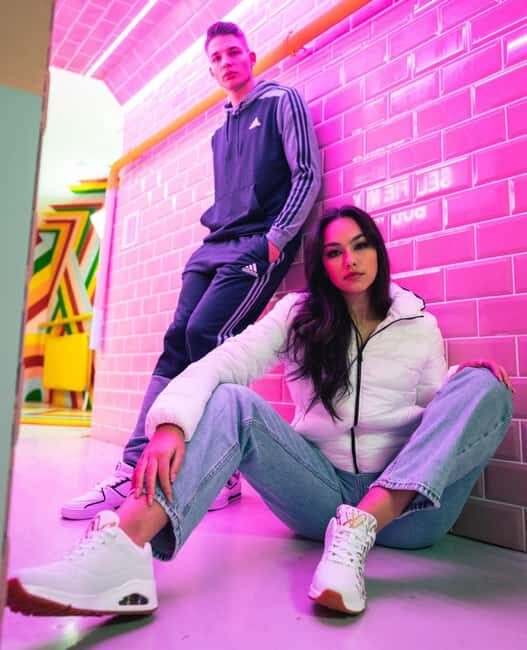 Selfie Museum Date With Champagne & Photos & Cinnamon Rolls - Key Points