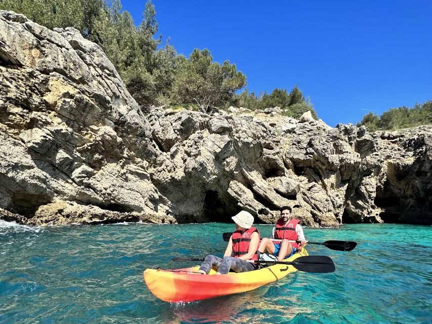 Sesimbra: Arrábida Natural Park Kayak Tour - Quality of guides and group size