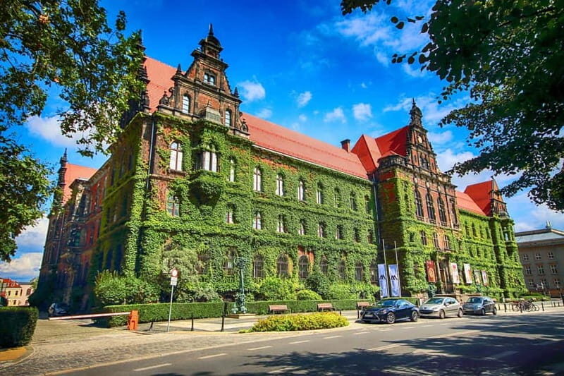 Skip-the-line National Museum and Old Town Private Tour - A Closer Look at the Itinerary