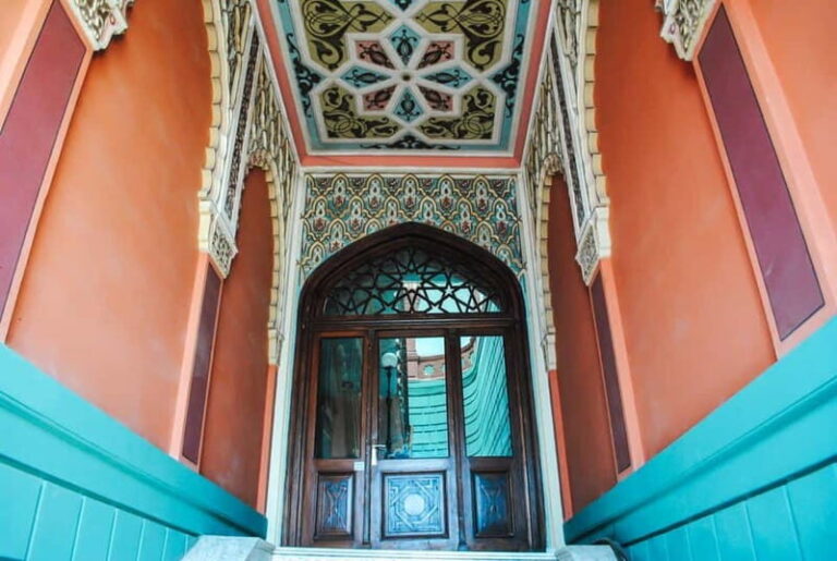 Sololaki - Urban Legends Walk of Bourgeoisie & Haunted Flats - Architectural Highlights