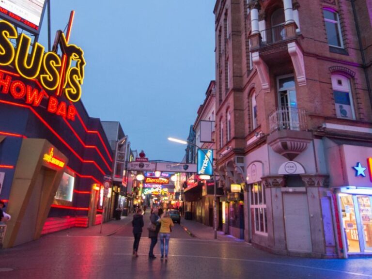 St. Pauli Tour: Drag-Attack with Barbie Stupid & Lee Jackson - Who Will Love This Tour?