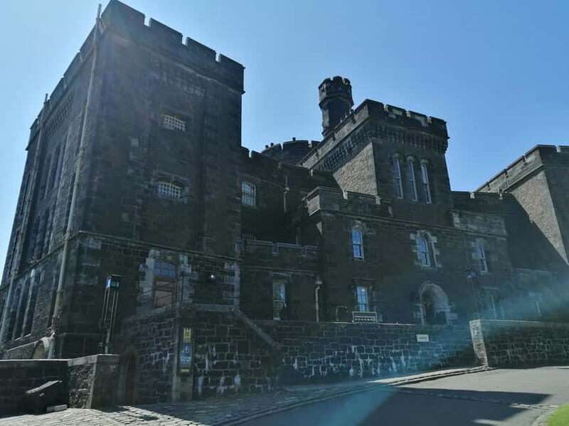 Stirling: Daily Guided Walking Tour (11am & 2pm) - The Highlights in Detail