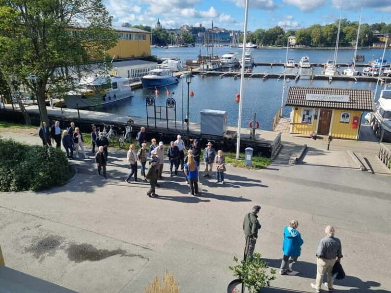 Stockholm: private 3h tour - Old Town, ferry and Vasa museum - The Ferry Ride: A Scenic Waterway Connection