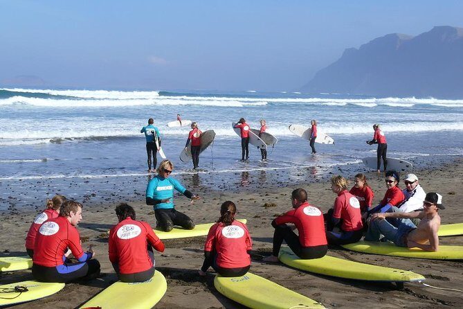 Surf class in Famara 9:15-12:00 or 11:45-14:30 (2h class) - What does the day look like?