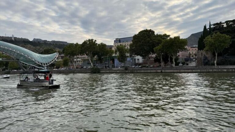 Tbilisi: City Tour by Retro Car and Boat Cruise - The River Cruise: A Relaxing Perspective
