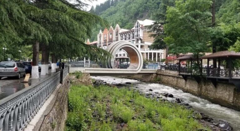 Tbilisi: Vardzia, Khertvisi, Rabati & Borjomi Day Trip - Vardzia: The Cave City Marvel