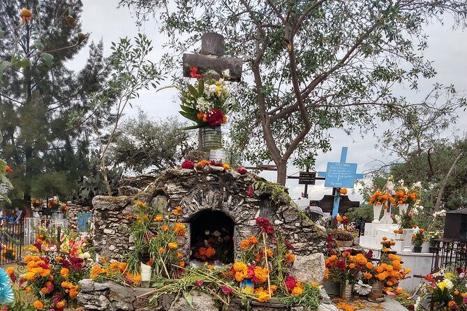 The authentic tour of the day of the dead in San Miguel d Allende - The Guides: Knowledge and Personal Touch