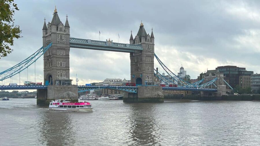 The Historic City of London Food Tour with 10+ Tastings - The Guide and Group Size