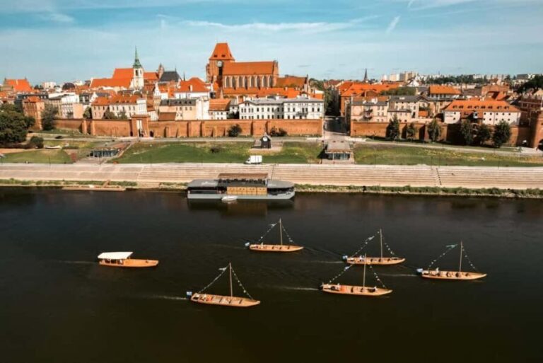 Toru: Scenic Cruise on a Traditional Vistula Wooden Boat - The Small Group & Intimate Feel