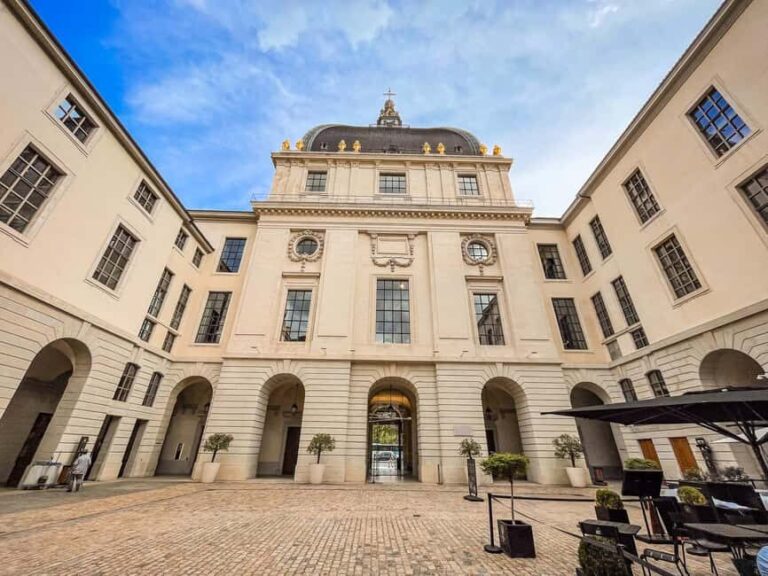 Tour of Old Lyon in Bellecour with a guide - Exploring Old Lyon from Bellecour: What to Expect
