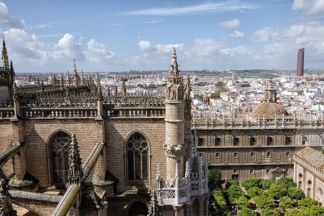 Tour to the Cathedral and the Giralda with Admission Included in Seville - Exploring the Itinerary in Detail