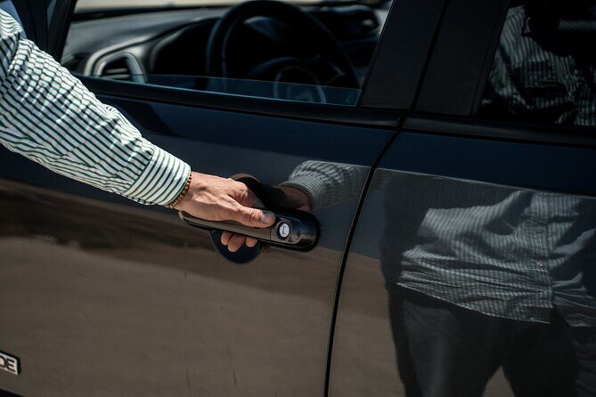 Transfer services everywhere in Mykonos with Jeep Renegade - What the Experience Looks Like