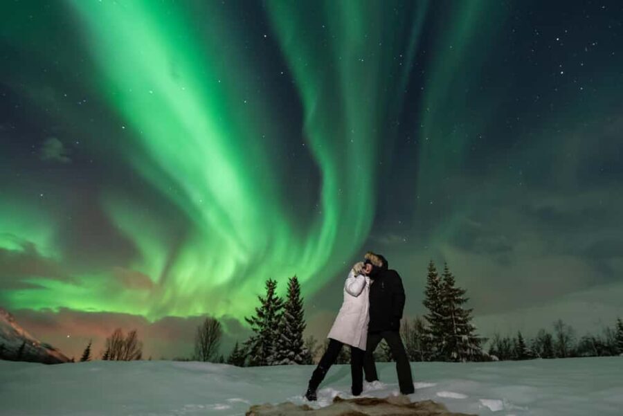 Tromsø: Northern Lights Chase with Photos and Guide - The Itinerary in Detail: What Does a Night on This Tour Look Like?
