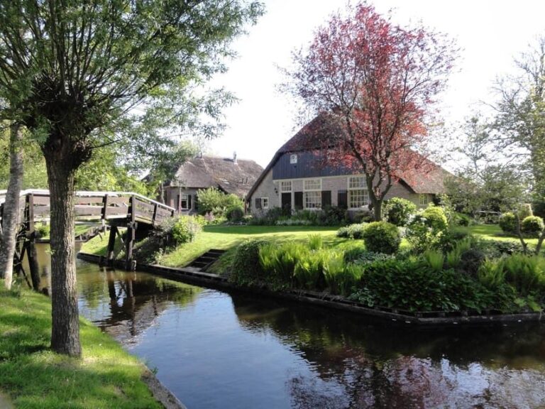 Tulips & Canals: Private Day Trip to Keukenhof and Giethoorn - Discovering Giethoorn: The Venice of the North