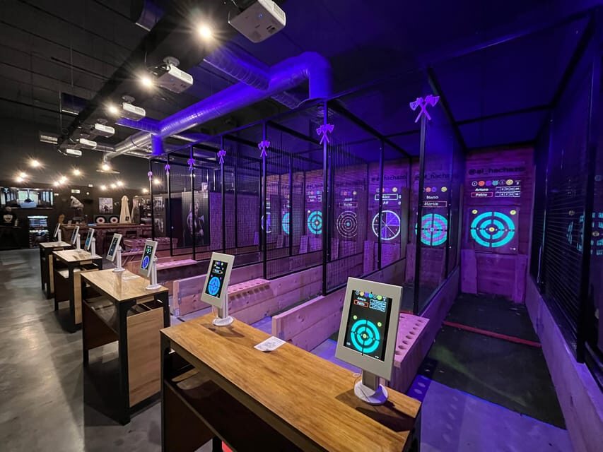 Valencia: Interactive Axe Throwing 1h - The Experience Equipment & Facilities
