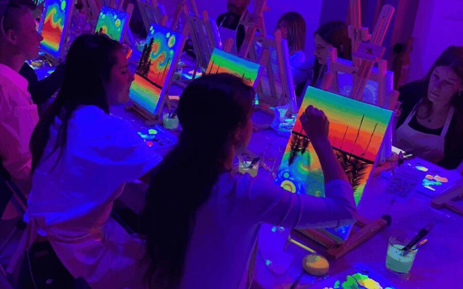 Valencia: Pinta un cuadro fluorescente y bebe vino - The Location and Practicalities