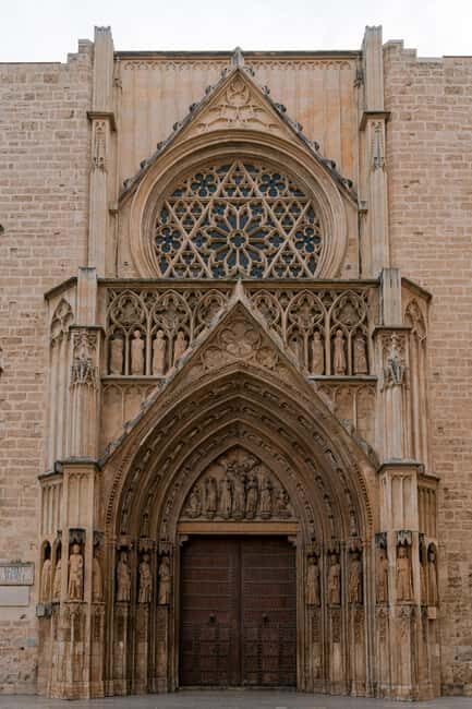 Valencia Tour "Between Vice and Virtue" - The Experience from a Traveler’s Perspective