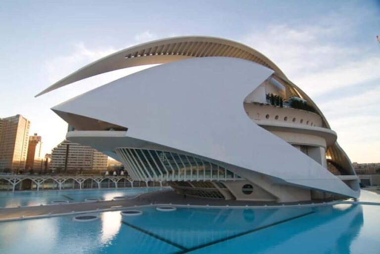 Valencia: Visit the Palau de Les Arts with an audio guide. - Key Points