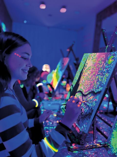 Valencia: Wine Gogh Glow Academy Paint and Sip Classes - The Experience: What You Can Expect