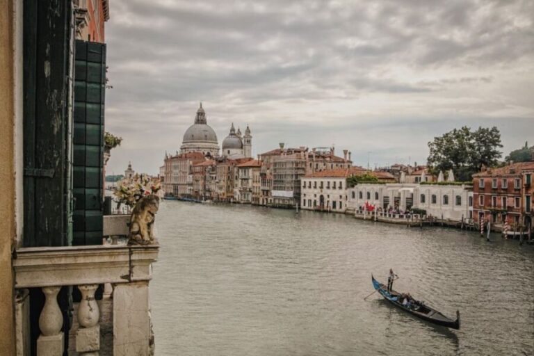 Venice: Gondola Ride and a Gala Dinner in a Venetian Palace - Who Should Consider This Experience?