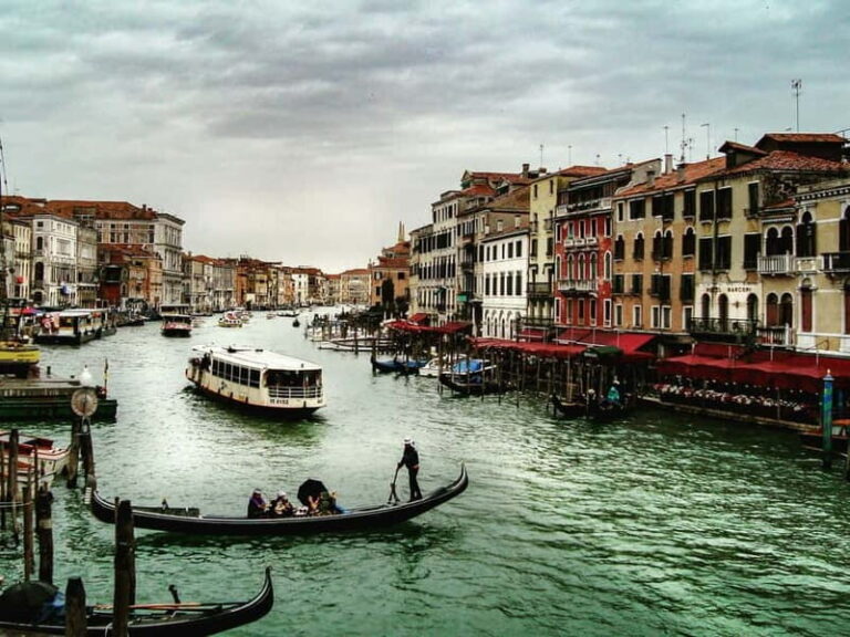 Venice: Gondola tour with live introductory commentary and audio guide - Why This Tour Might Be Perfect for You