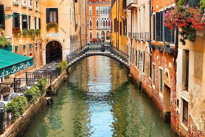 Venice Sightseeing Walking Tour with a Local Guide - The Experience and Group Dynamics