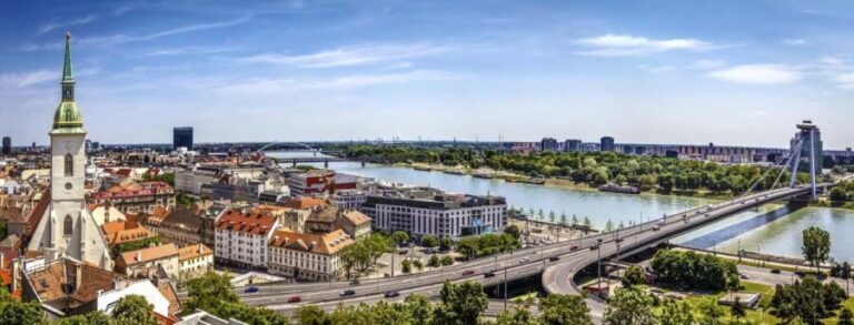Vienna: Bratislava & Budapest Small Group Guided Day Tour - The Guide and Commentary