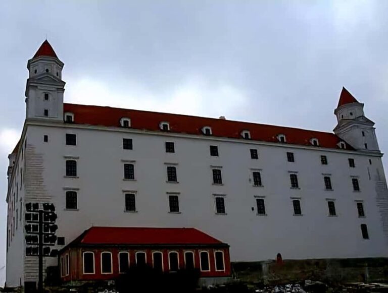 Vienna: Private tour to Bratislava - What this tour offers in detail