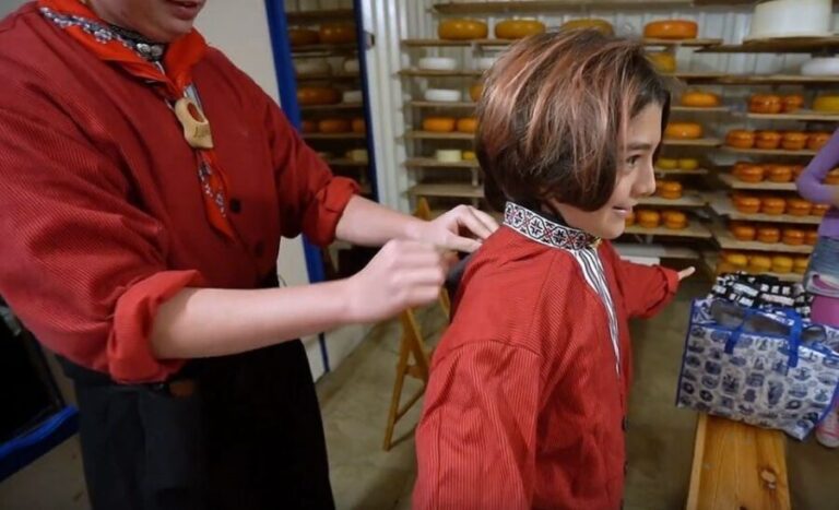Volendam: Traditional Costume Photo with Cheese & Clog Tour - Cheese Tasting and Shopping