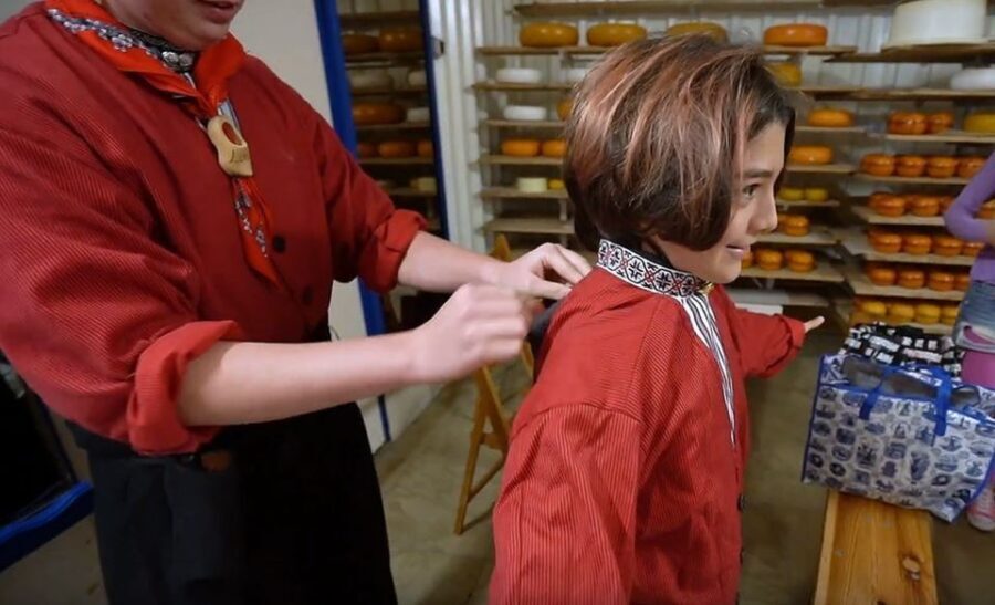 Volendam: Traditional Costume Photo with Cheese & Clog Tour - Cheese Tasting and Shopping