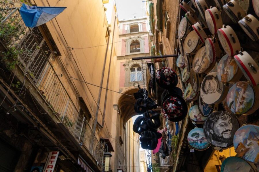 Walking-tour of the historic center of Naples in Italian - Discovering San Gregorio Armeno and the Streets of Naples