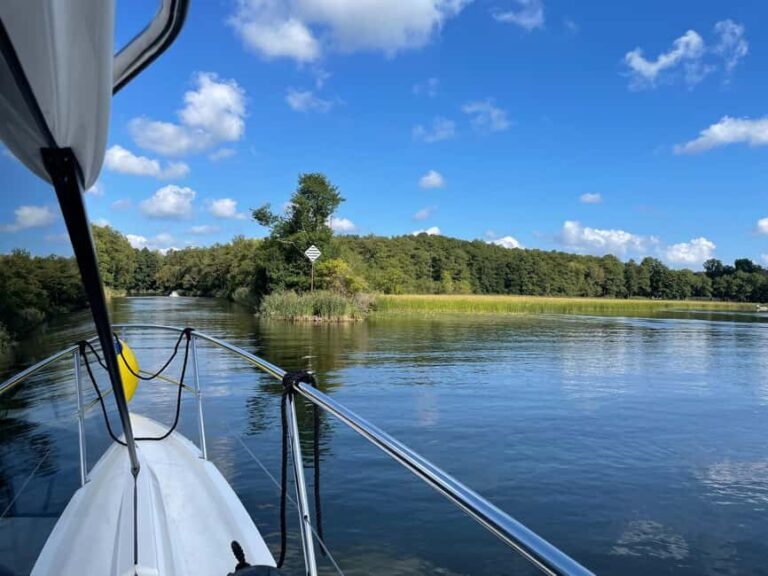 Waren (Müritz): Family & Friends motor yacht with skipper - 2 hours - The Experience in Detail