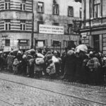 Warsaw Daily Jewish Ghetto Guided Tour with Jewish Cemetery - The Experience of the Guide and Group Size