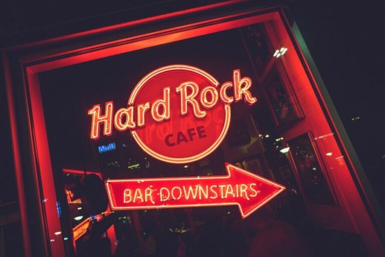 Warsaw: Lunch or dinner at Hard Rock Cafe with Skip-the-Line - Who Will Love This Experience?