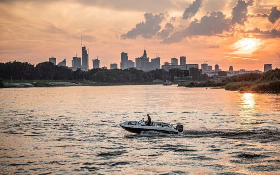 Warsaw: Sunset Vistula Cruise - 80s Vibes, Music & Prosecco - What to Expect from the Experience