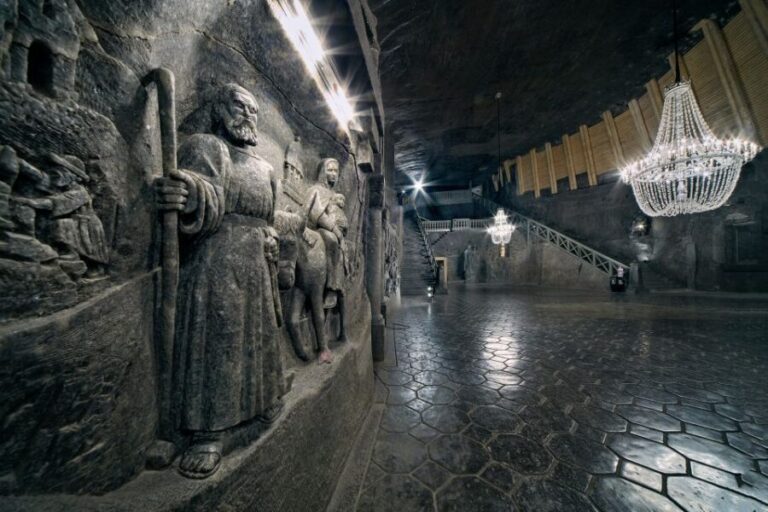 Wieliczka Salt Mine Half-Day Tour from Kraków - Arrival at the Salt Mine and Descending into the Depths