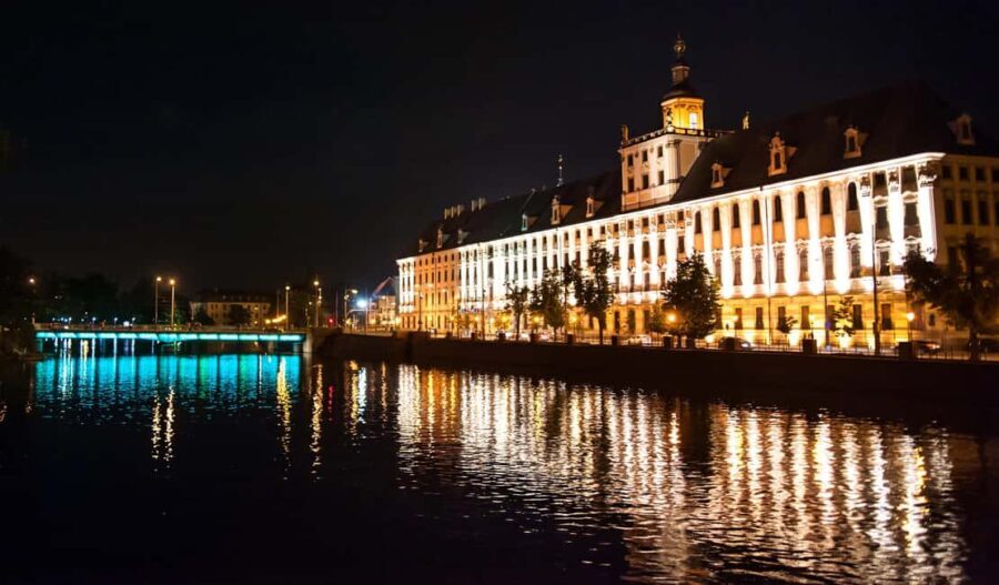 Wroclaw: Ticket for Old Town Christmas Cruise by Heated Ship - The Experience in Detail