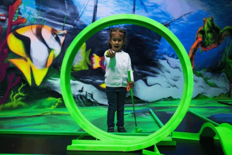 Zurich: Black Light Galaxy Minigolf - The Experience in Detail